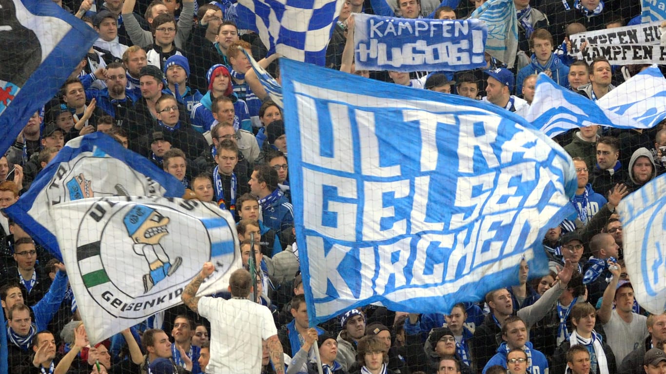 Die Ultras Gelsenkirchen: Bei Schalke 04 ist derzeit nicht nur die Leistung im Keller. Die Fans kritisieren die Vereinsführung hart.
