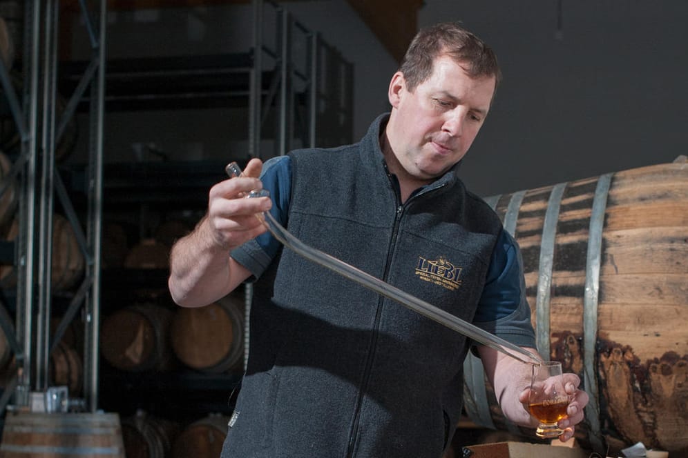 Fassprobe: Die Qualität des Whiskys wird regelmäßig kontrolliert.