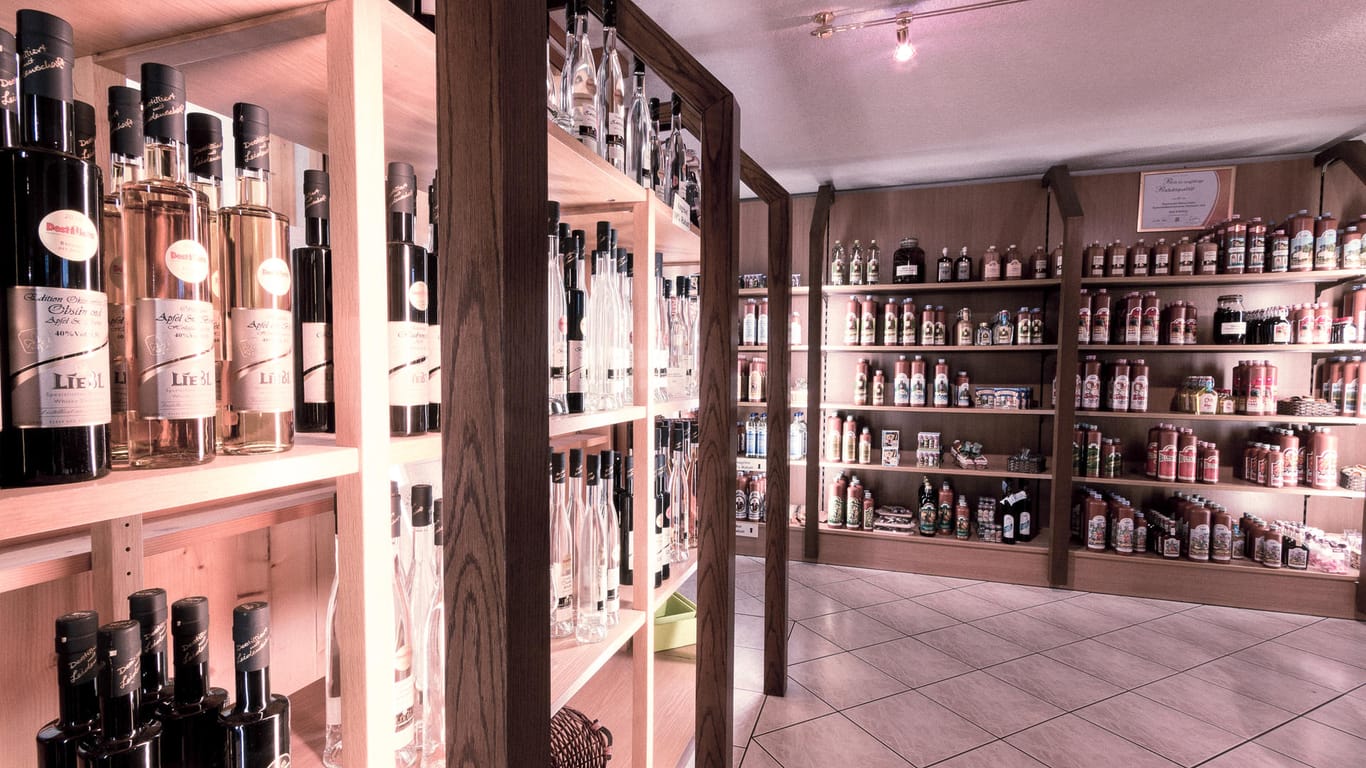 Ladengeschäft: Weil das Geschäft mit dem Bayerwald-Whisky gut läuft, hat Liebl inzwischen auch einen exklusiven Gin im Programm.