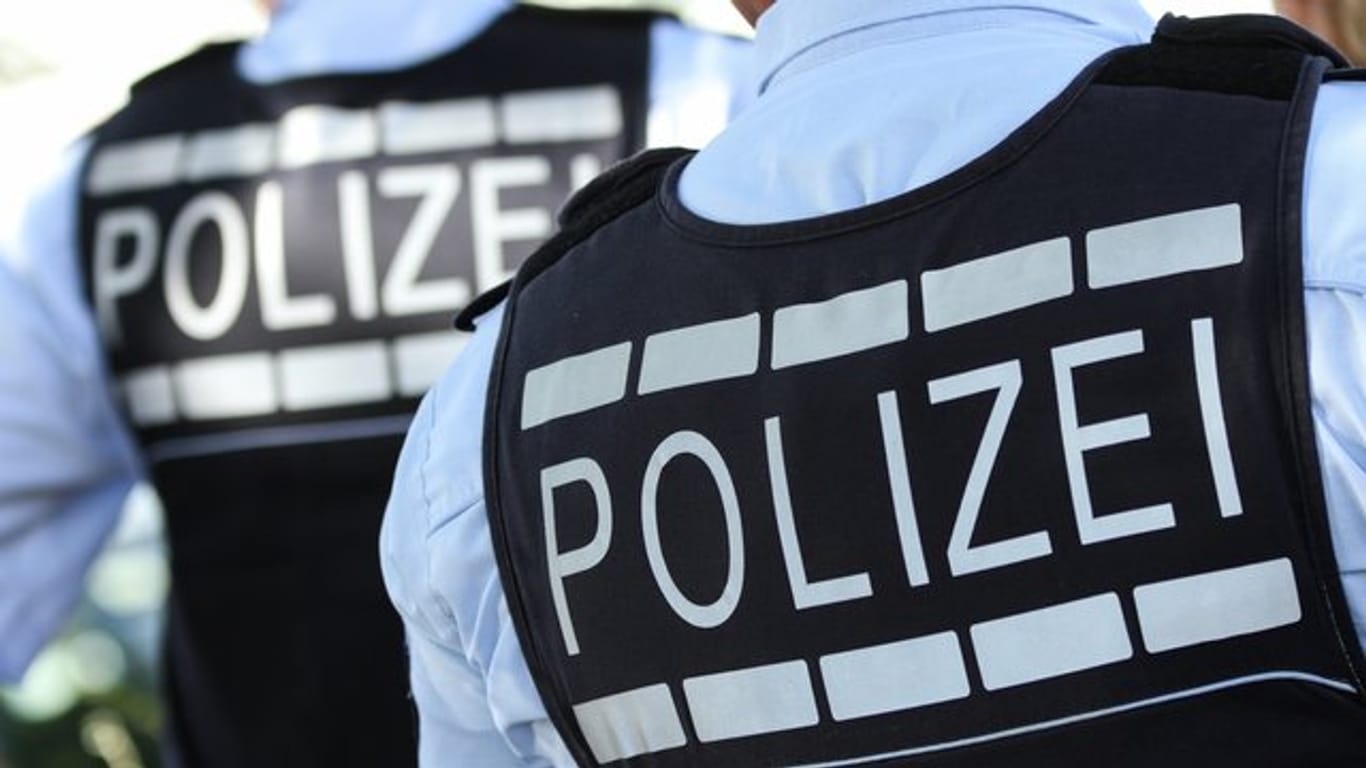 Westen von zwei Polizisten (Symbolbild): In Nürnberg hat die Polizei einen 36-Jährigen festgenommen, der Halsketten von mehreren Seniorinnen geraubt haben soll.