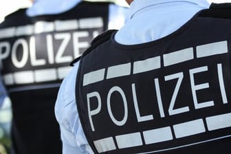 Westen von zwei Polizisten (Symbolbild): In Nürnberg hat die Polizei einen 36-Jährigen festgenommen, der Halsketten von mehreren Seniorinnen geraubt haben soll.