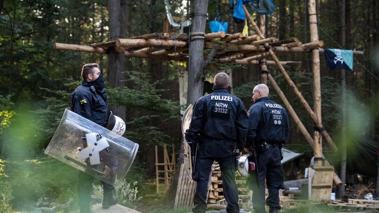 Polizisten im Hambacher Wald: Hindernisse sollen entfernt werden – die neu errichteten Baumhäuser verschiedener Aktivisten sollen aber bei dem Einsatz unberührt bleiben.