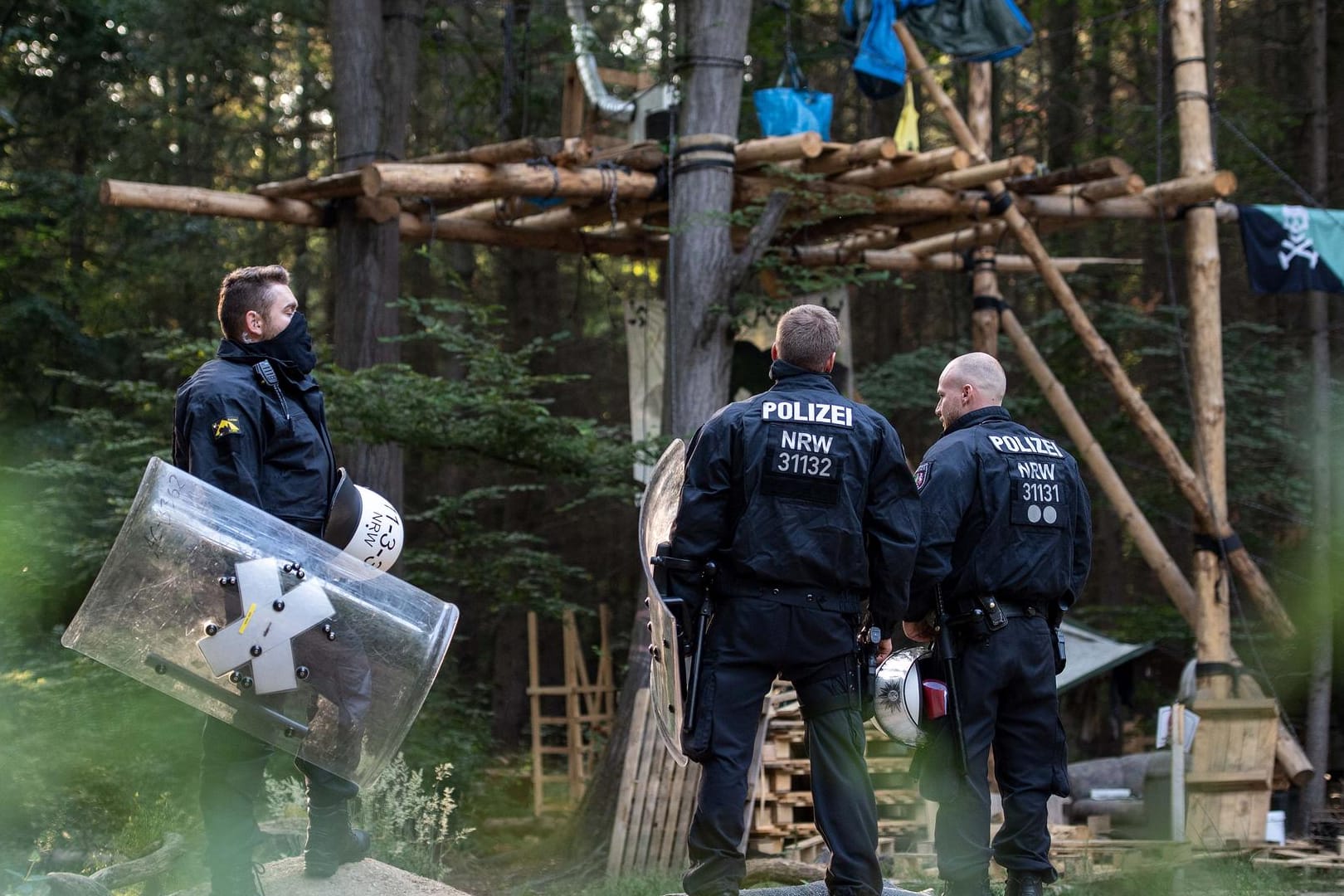 Polizisten im Hambacher Wald: Hindernisse sollen entfernt werden – die neu errichteten Baumhäuser verschiedener Aktivisten sollen aber bei dem Einsatz unberührt bleiben.