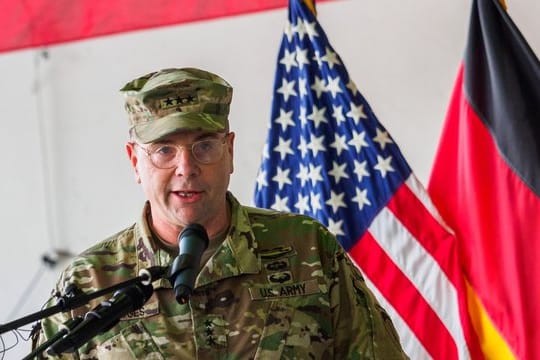 Der frühere Befehlshaber der US-Truppen in Europa, Ben Hodges, spricht in den Storck-Barracks im bayerischen Illesheim.
