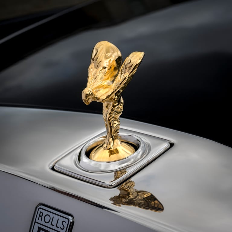 Es ist doch alles Gold, was glänzt: Die «Spirit of Exctasy» oder auch «Emily» kann sich gegen entsprechend Aufschlag auch ganz in Gold auf dem Rolls-Royce-Kühler räkeln.