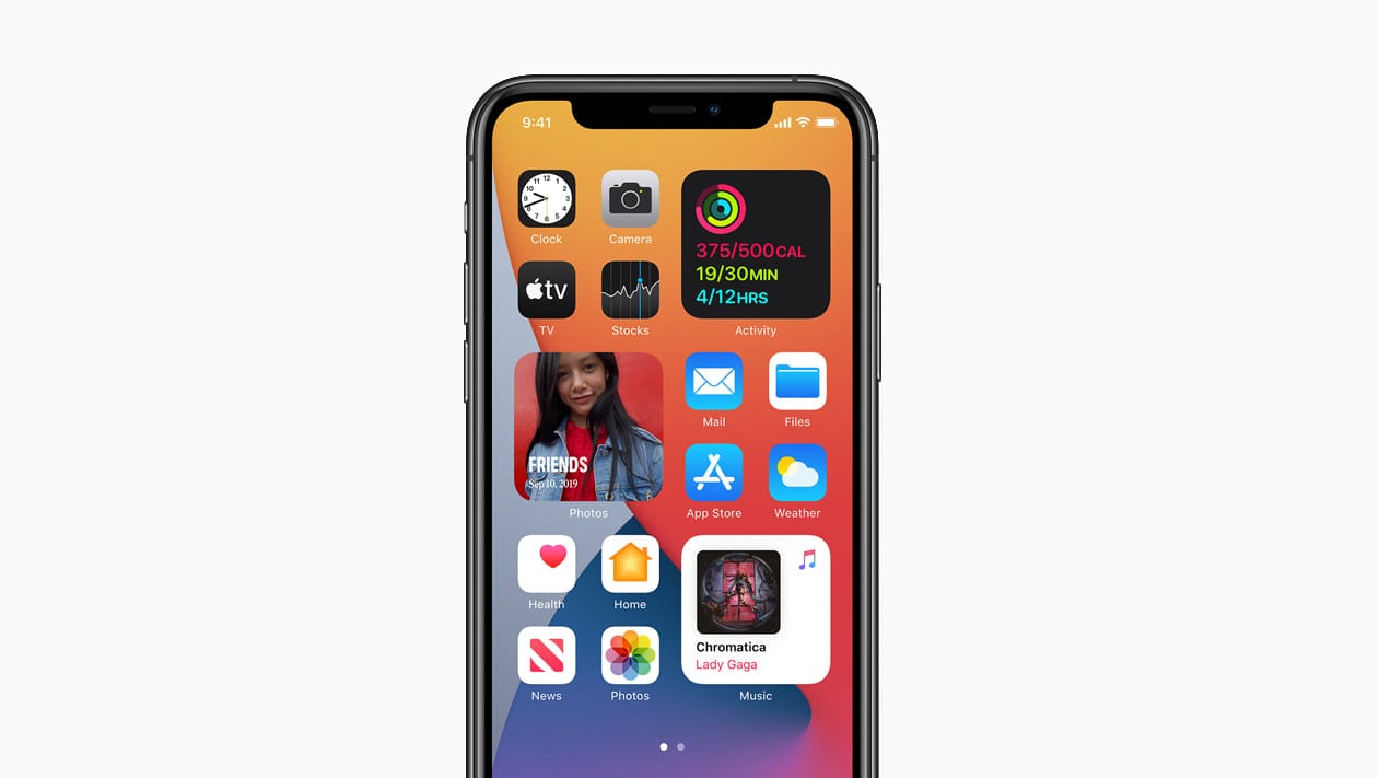 Ein iPhone mit iOS 14: Das neue Apple-Betriebssystem ermöglicht die Anordnung von Widgets auf dem Start-Bildschirm.