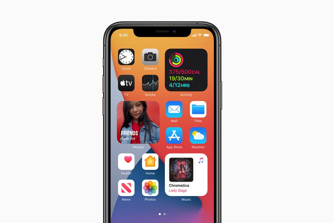 Ein iPhone mit iOS 14: Das neue Apple-Betriebssystem ermöglicht die Anordnung von Widgets auf dem Start-Bildschirm.