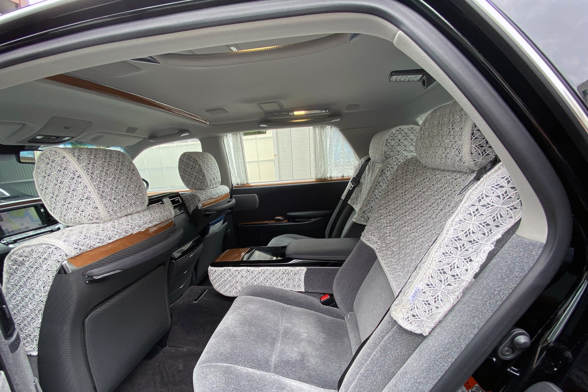 Luxus zwischen Häkeldecken: Innenraumschmuck im Häkelstil beim nur in Japan erhältlichen Toyota Century.