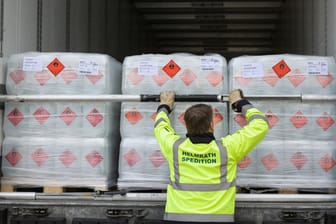 Ein Fahrer entlädt an der Kurmainz-Kaserne einen LKW mit Desinfektionsmittel: Mit Blick auf eine mögliche zweite Welle von Corona-Infektionen soll das zentrale Lager in Mainz aufgelöst werden.