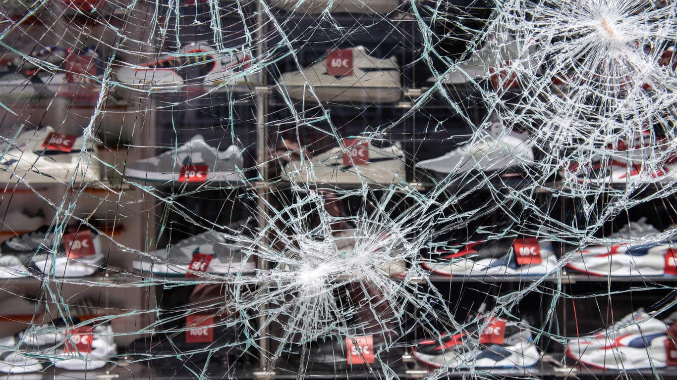 Ein beschädigtes Schaufenster eines Bekleidungsgeschäfts nach den schweren Ausschreitungen in Stuttgart: Wirtschaftsvertreter appellieren an Stadt und Polizei, die Geschäfte besser zu schützen.