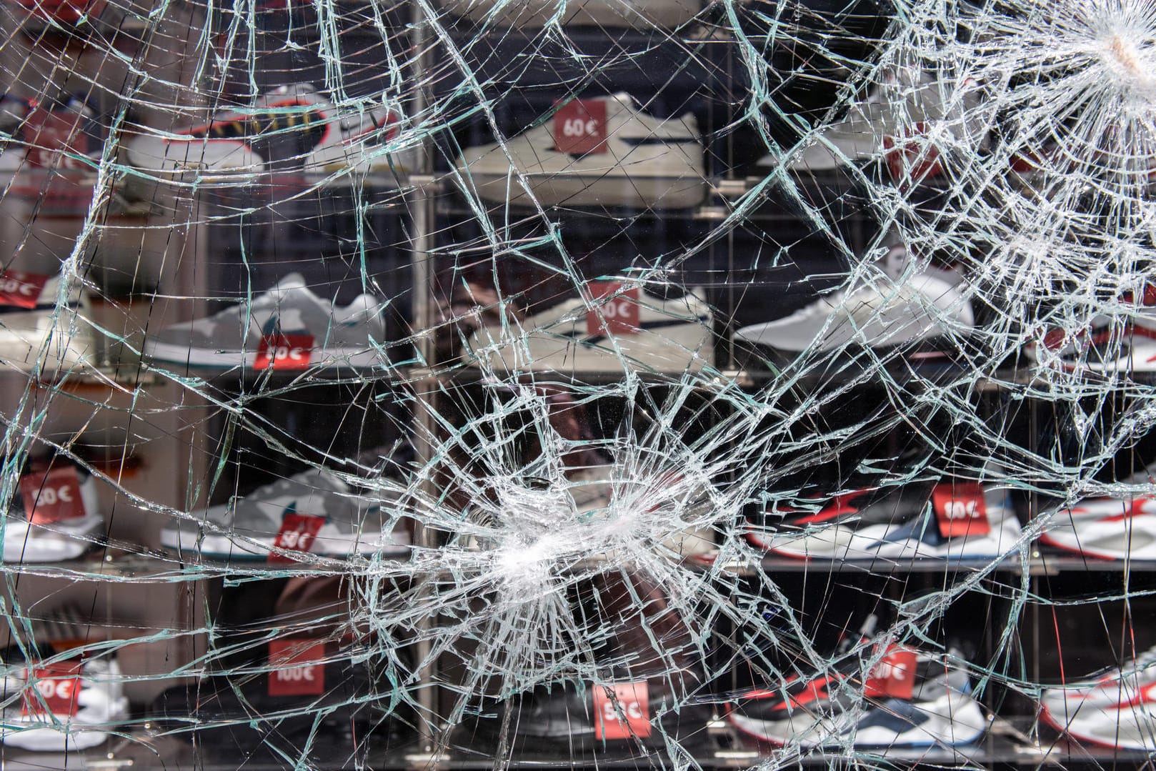 Ein beschädigtes Schaufenster eines Bekleidungsgeschäfts nach den schweren Ausschreitungen in Stuttgart: Wirtschaftsvertreter appellieren an Stadt und Polizei, die Geschäfte besser zu schützen.