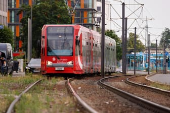 Eine Straßenbahn der KVB-Linie 7 fährt am Deutzer Rheinufer: Die Verkehrsbetriebe haben einen hohen Verlust im Jahr 2019 eingefahren.