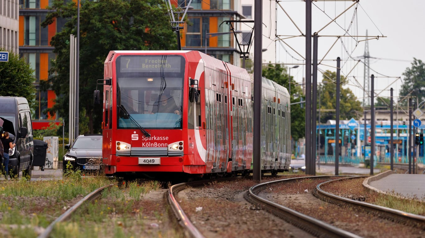 Eine Straßenbahn der KVB-Linie 7 fährt am Deutzer Rheinufer: Die Verkehrsbetriebe haben einen hohen Verlust im Jahr 2019 eingefahren.