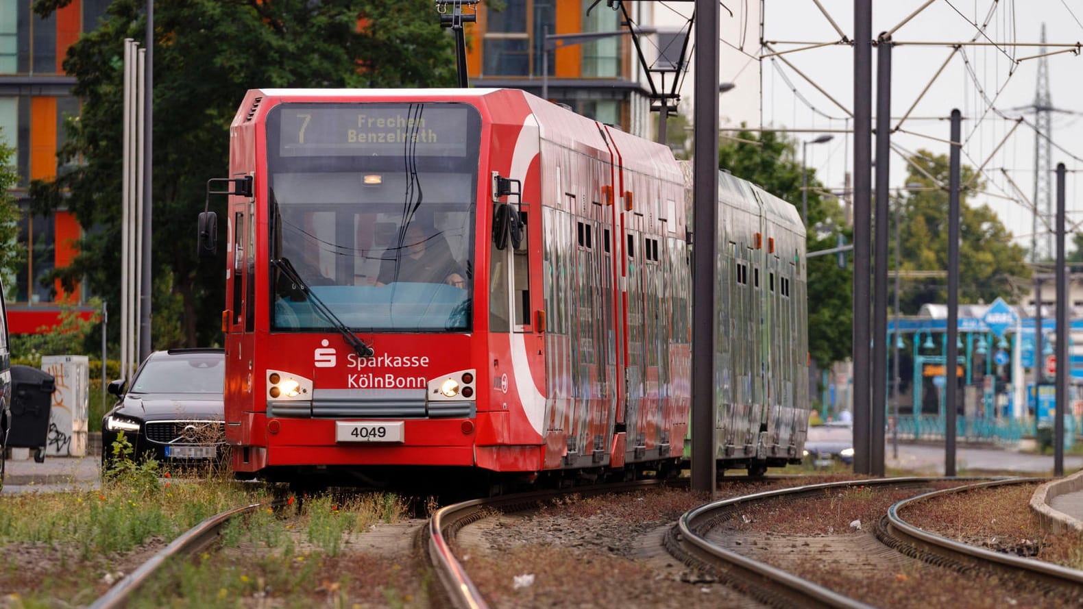 Eine Straßenbahn der KVB-Linie 7 fährt am Deutzer Rheinufer: Die Verkehrsbetriebe haben einen hohen Verlust im Jahr 2019 eingefahren.