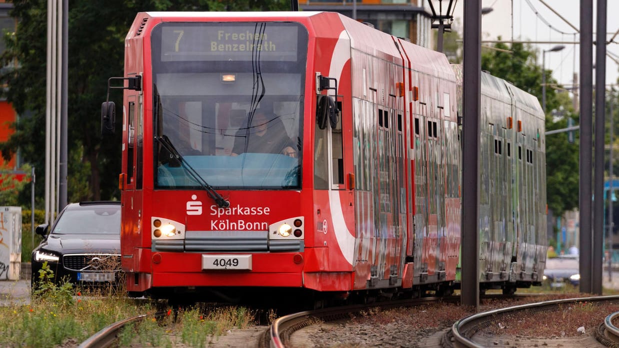 Eine Straßenbahn der KVB-Linie 7 fährt am Deutzer Rheinufer: Die Verkehrsbetriebe haben einen hohen Verlust im Jahr 2019 eingefahren. Eine Straßenbahn der KVB-Linie 7 fährt am Deutzer Rheinufer: Die Verkehrsbetriebe haben einen hohen Verlust im Jahr 2019 eingefahren.