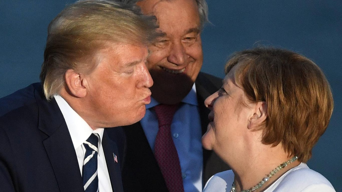 US-Präsident Donald Trump und Bundeskanzlerin Angela Merkel beim Nato-Gipfel in Großbritannien 2019: Trump soll vor allem wegen der deutschen Verteidigungsausgaben immer wieder über die Kanzlerin gelästert haben.