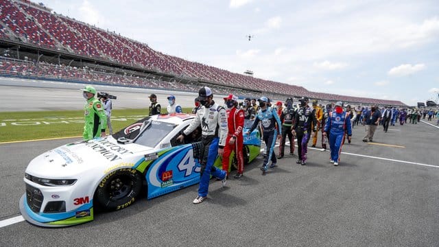 Solidarität: Die Nascar-Fahrer schieben auf dem Talladega Superspeedway den Wagen von Bubba Wallace. Solidarität: Die Nascar-Fahrer schieben auf dem Talladega Superspeedway den Wagen von Bubba Wallace.