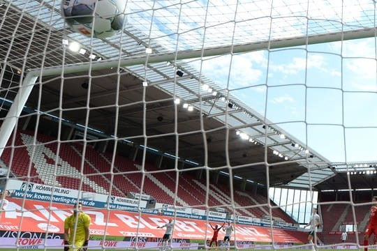 Gewohntes Bild nach der Corona-Pause: Bundesliga-Tore vor leeren Zuschauerrängen.