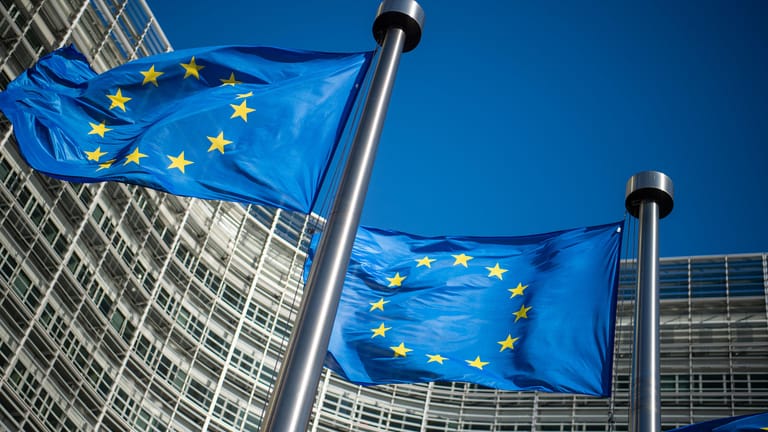 Das Berlaymont-Gebäude in Brüssel, Sitz der Europäischen Kommission: Die EU lässt künftig grenzüberschreitend Sammelklagen von Verbrauchern gegen Unternehmen zu. Dagegen hatten die Mitgliedsstaaten sich lange gesperrt.