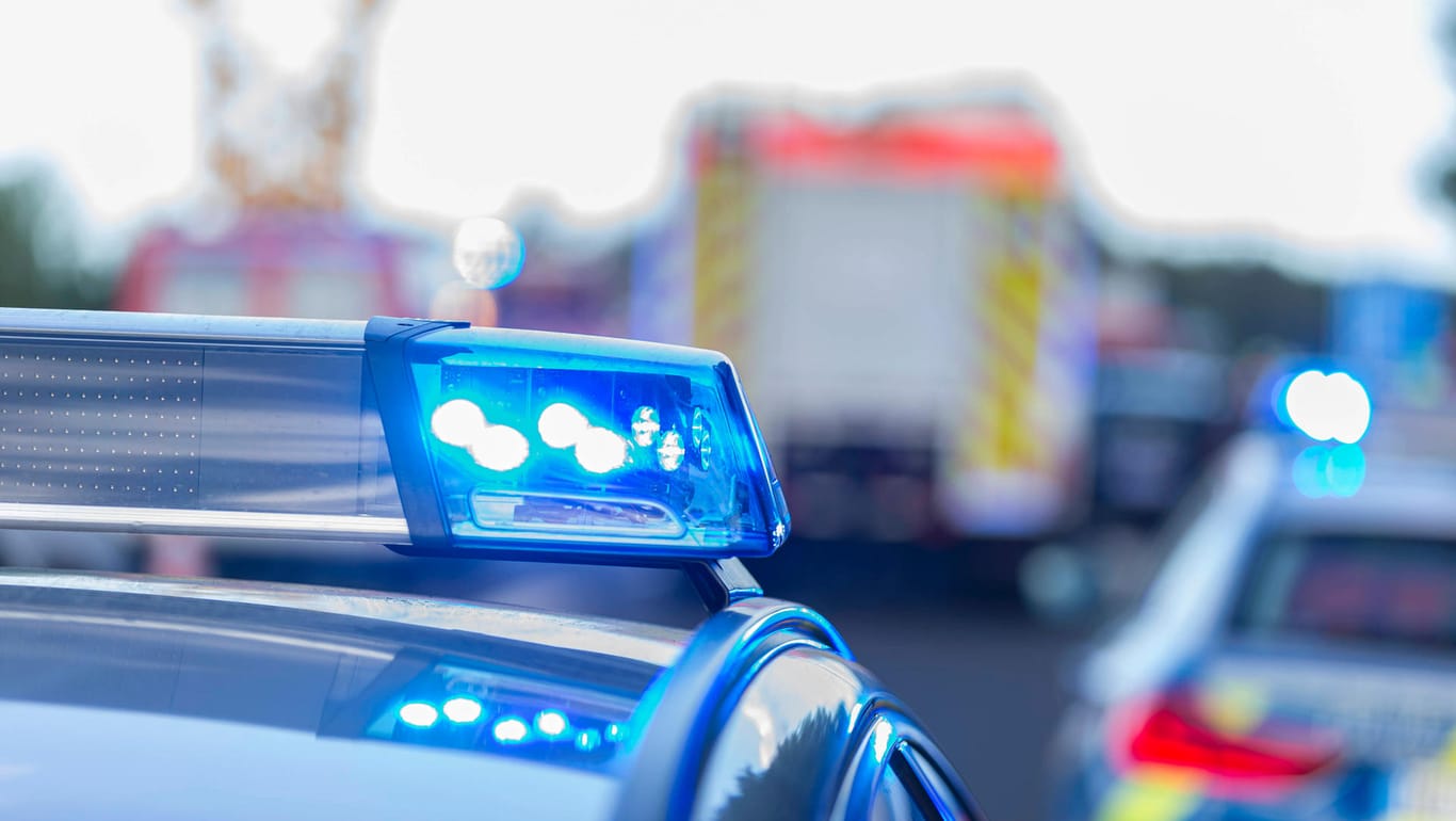 Blaulicht der Polizei (Symbolbild): In Halle wurde ein zweijähriger Junge bei einem Sturz aus einem Mehrfamilienhaus schwer verletzt.