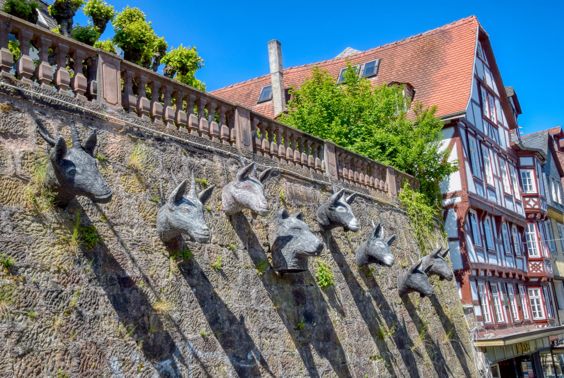Die Köpfe vom Wolf und den sieben Geißlein an einer Mauer in der Marburger Oberstadt: Auf dem «Grimm-Dich-Pfad» kann man die Stadt auf den Spuren der Brüder Grimm entdecken.