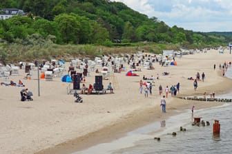 Urlauber am Strand auf Usedom: Die Urlaubsinsel hat am Montag 14 Urlauber aus Corona-Hotspots der Insel verwiesen.