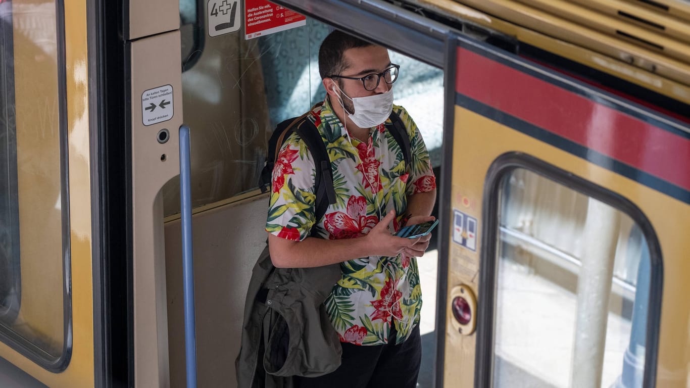 Ein Mann steht mit einem Mund-Nasen-Schutz in einer S-Bahn: Künftig soll es ein Bußgeld für Maskenverweigerer geben.