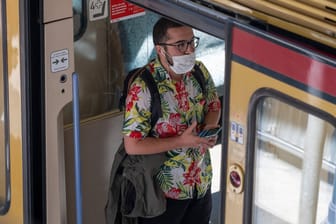 Ein Mann steht mit einem Mund-Nasen-Schutz in einer S-Bahn: Künftig soll es ein Bußgeld für Maskenverweigerer geben.