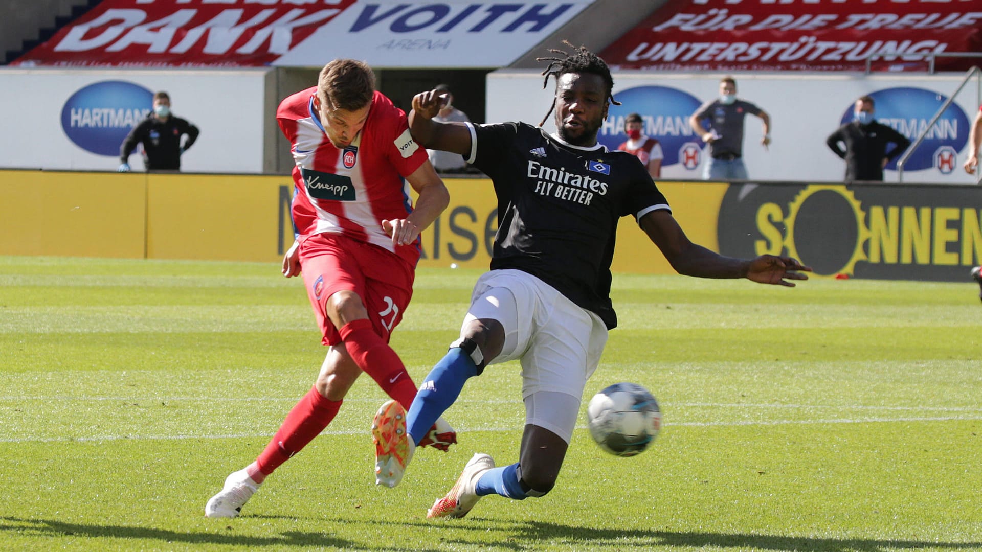 Bitterer HSV-Moment: Gideon Jung (r.) kommt zu spät, Heidenheims Konstantin Kerschbaumer trifft zum 2:1 und schießt Hamburg damit von Platz drei.