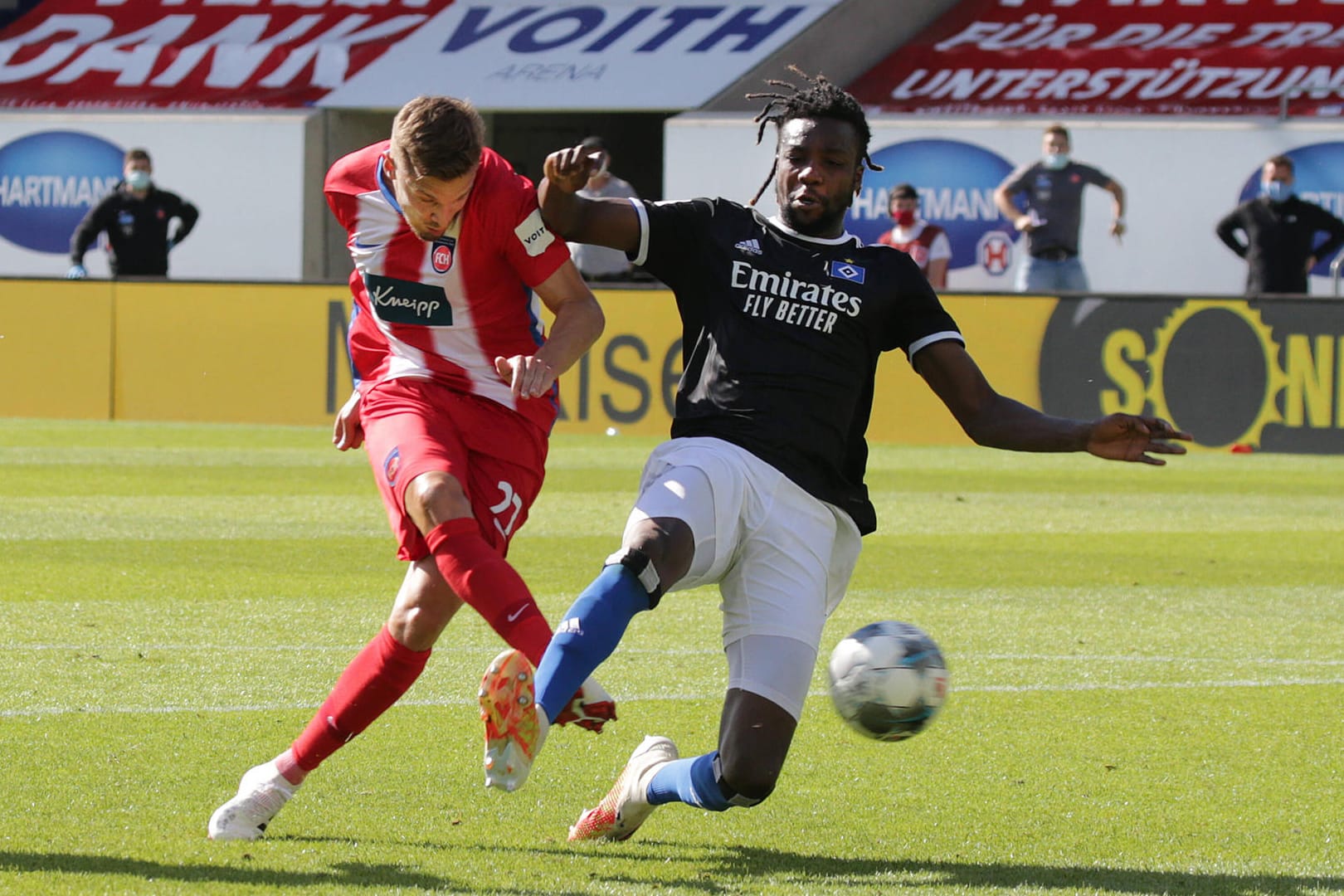 Bitterer HSV-Moment: Gideon Jung (r.) kommt zu spät, Heidenheims Konstantin Kerschbaumer trifft zum 2:1 und schießt Hamburg damit von Platz drei.