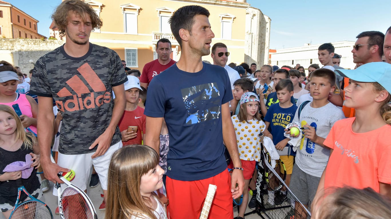Alexander Zverev und Novak Djokovic: Die Tennis-Stars bei einem "Kids-Day" vergangene Woche auf der Adria-Tour in Zadar.