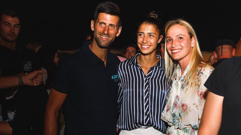 Die Adria-Tour 2020: Novak Djokovic mit den beiden Tennisspielerinnen Olga Danilovic (M) und Donna Vekic auf einem Konzert des kroatischen Musikers Zlatan Stipišić Gibonni.