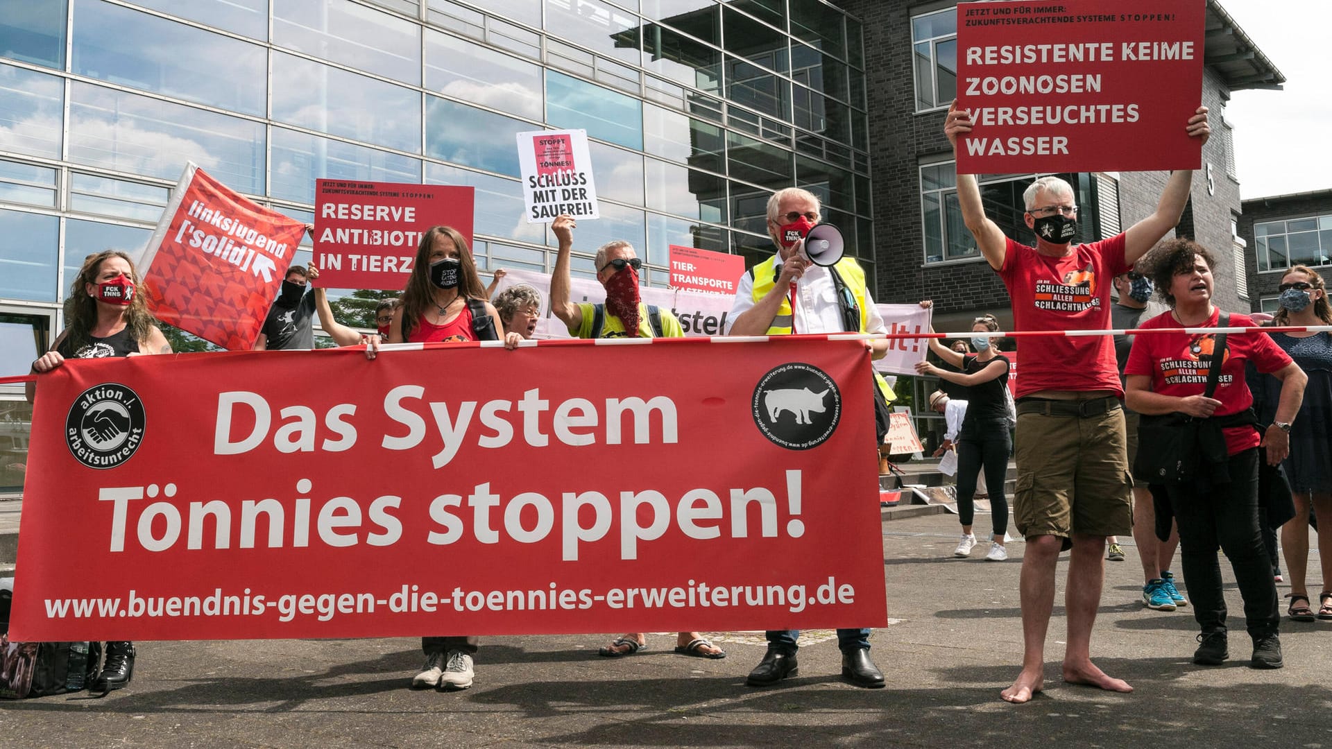 Gütersloher protestierten am Wochenende gegen Tönnies: Die Menschen im Kreis Gütersloh haben entsetzt auf den erneuten Lockdown reagiert.