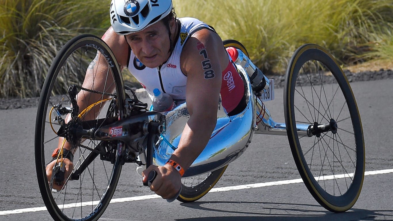 Alex Zanardi: Dem ehemaligen Formel-1-Pilot aus Italien, hier zu sehen bei ein der Ironman-Triathlon-Weltmeisterschaft in Kailua-Kona im Jahr 2015, droht der Verlust beider Augen.