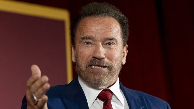 Arnold Schwarzenegger hat in einem Video mit vier seiner Amtsvorgänger und -nachfolger zum Tragen einer Maske aufgerufen.