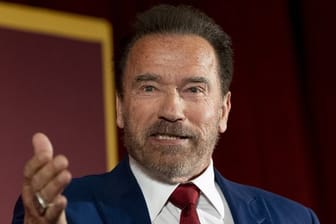 Arnold Schwarzenegger hat in einem Video mit vier seiner Amtsvorgänger und -nachfolger zum Tragen einer Maske aufgerufen.