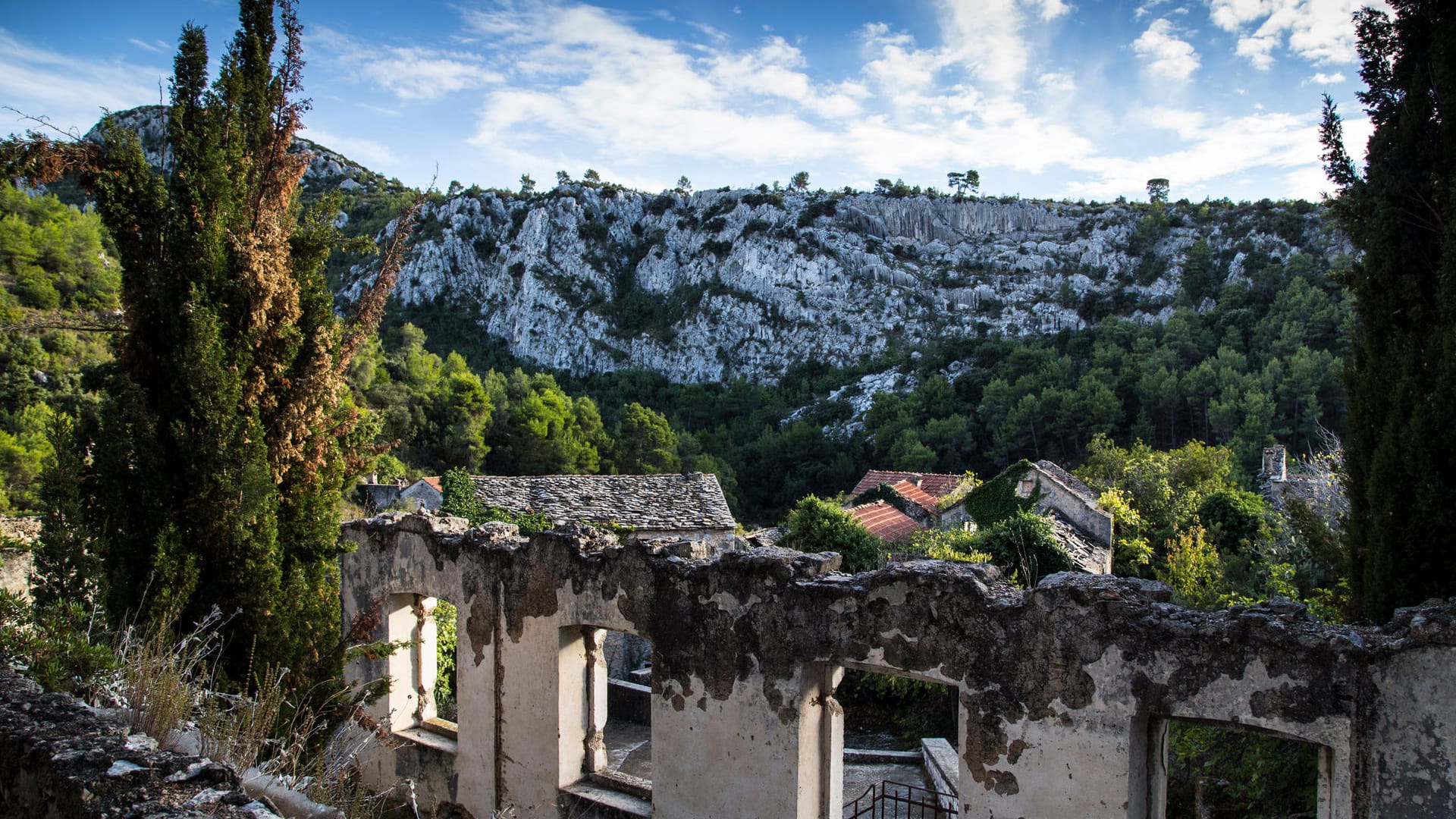 Bergpanorama: Etwa zwölf Kilometer von der Altstadt von Hvar entfernt und zu Fuß erreichbar, liegt oberhalb der Bucht Milna das verlassene Bergdorf Malo Grablje.