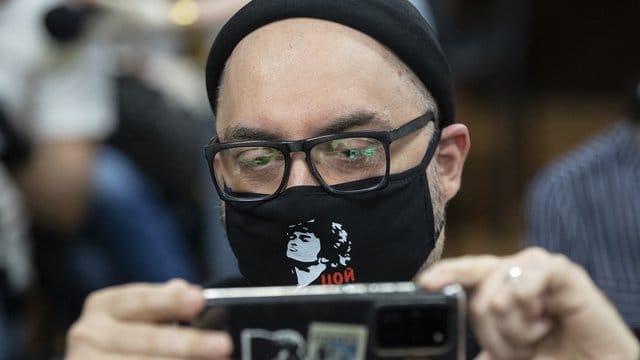Kirill Serebrennikow vor seiner Anhörung in einem Gerichtssaal. Kirill Serebrennikow vor seiner Anhörung in einem Gerichtssaal.