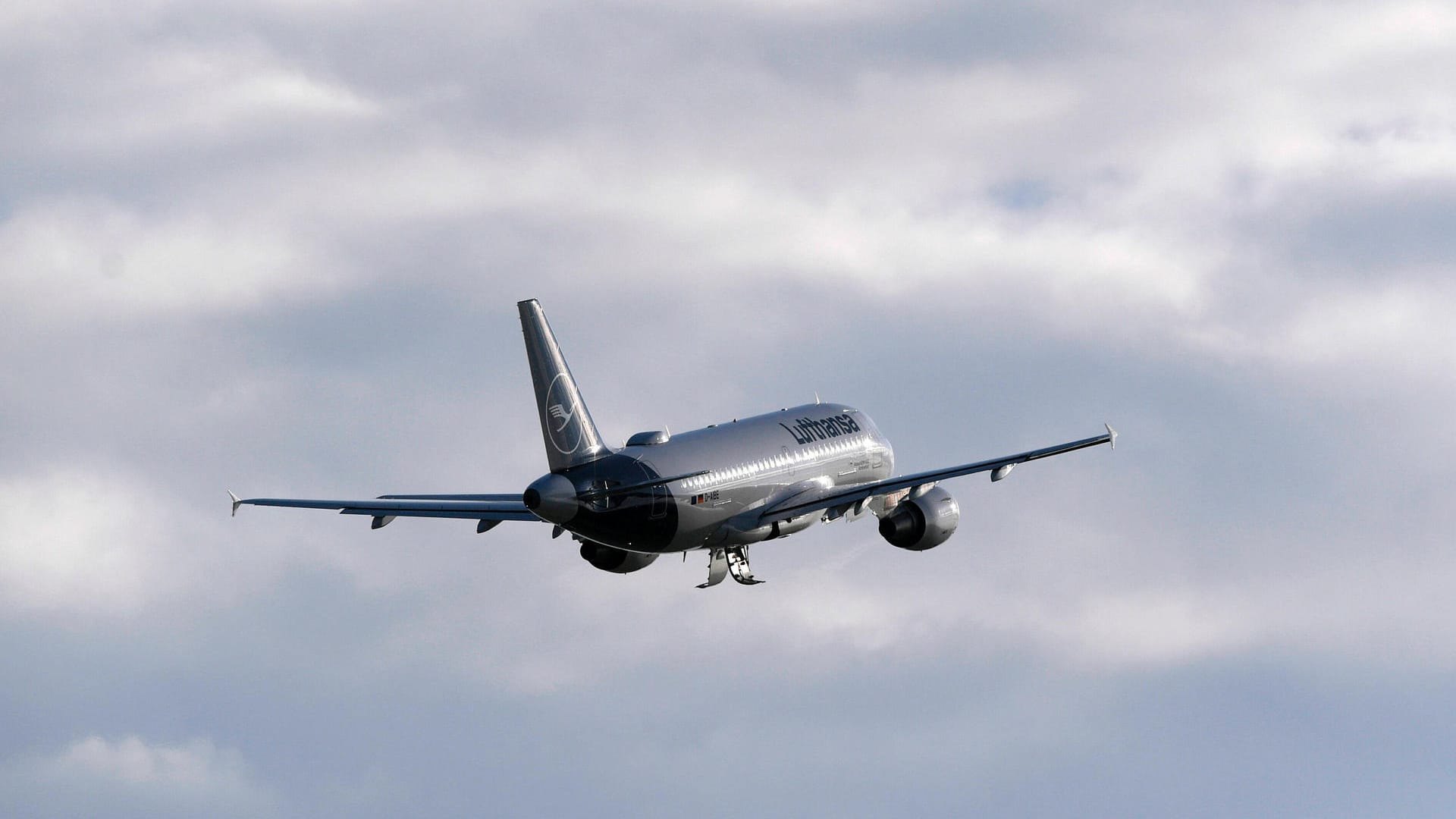 Ein Flugzeug startet (Symbolbild): Seit die Bundesregierung zahlreiche Reisewarnungen aufgehoben hat, verzeichnen die Berliner Flughäfen einen deutlichen Anstieg der Fluggäste.