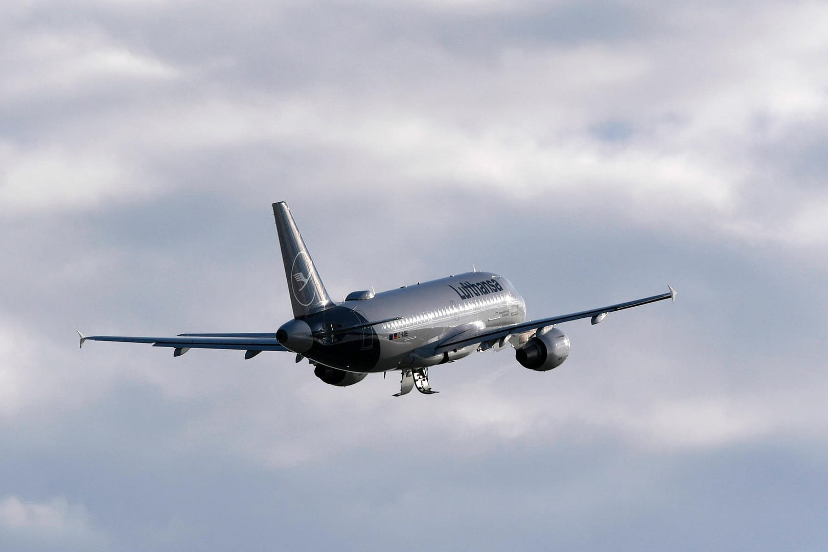 Ein Flugzeug startet (Symbolbild): Seit die Bundesregierung zahlreiche Reisewarnungen aufgehoben hat, verzeichnen die Berliner Flughäfen einen deutlichen Anstieg der Fluggäste.