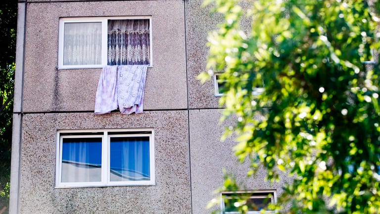 Fenster eines Wohnblocks nahe des Ostbahnhofs im Berliner Ortsteil Friedrichshain: Bei 44 Bewohnern eines Gebäudekomplexes sind Corona-Infektionen nachgewiesen worden.