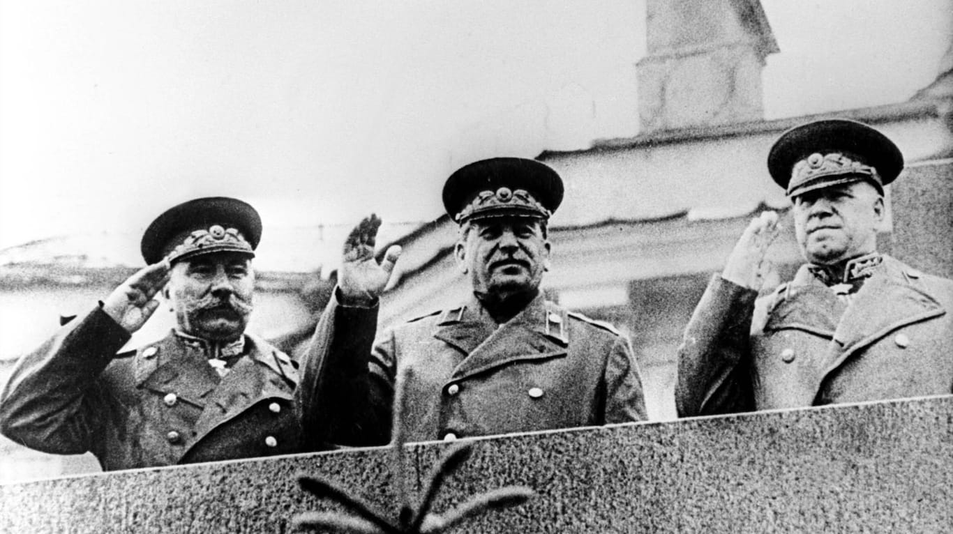 Stalin: Vom Lenin-Mausoleum aus beobachtete er die Parade der Roten Armee.