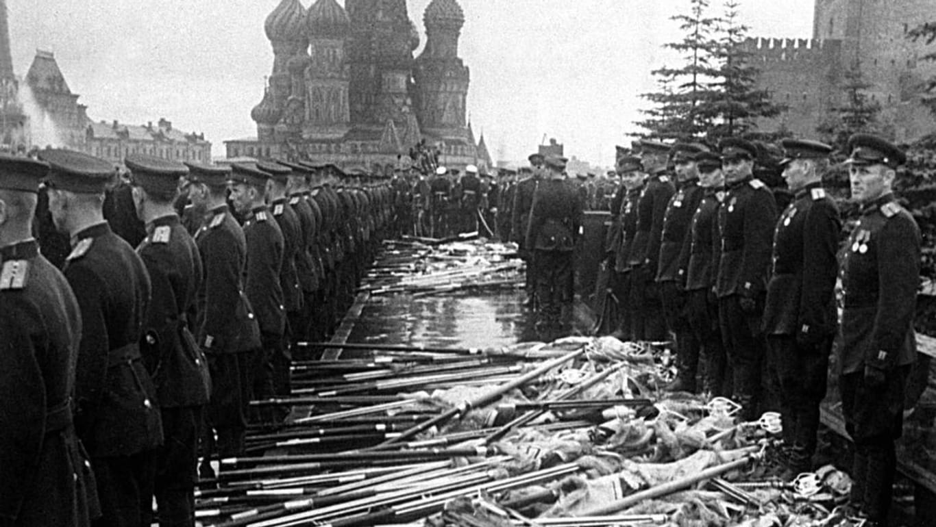 Roter Platz: Feierlich wurden eroberte deutsche Fahnen niedergeworfen.