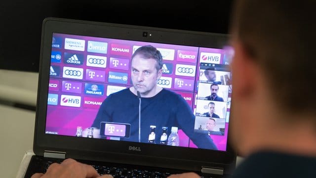 Trainer Hansi Flick wird mit dem FC Bayern München im Sommer über digitale Plattformen "auf Tour" gehen. Trainer Hansi Flick wird mit dem FC Bayern München im Sommer über digitale Plattformen "auf Tour" gehen.
