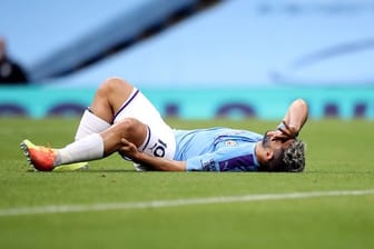 Sergio Agüero liegt beim Spiel gegen den FC Bunley verletzt auf dem Rasen und hält sich das Knie.