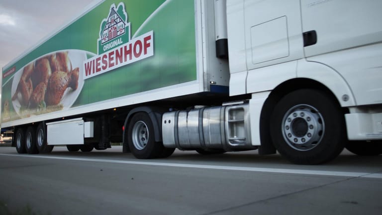 Wiesenhof-Logo auf einem LKW: In einem Betrieb in Wildeshausen gab es nun mehrere Infektionen.