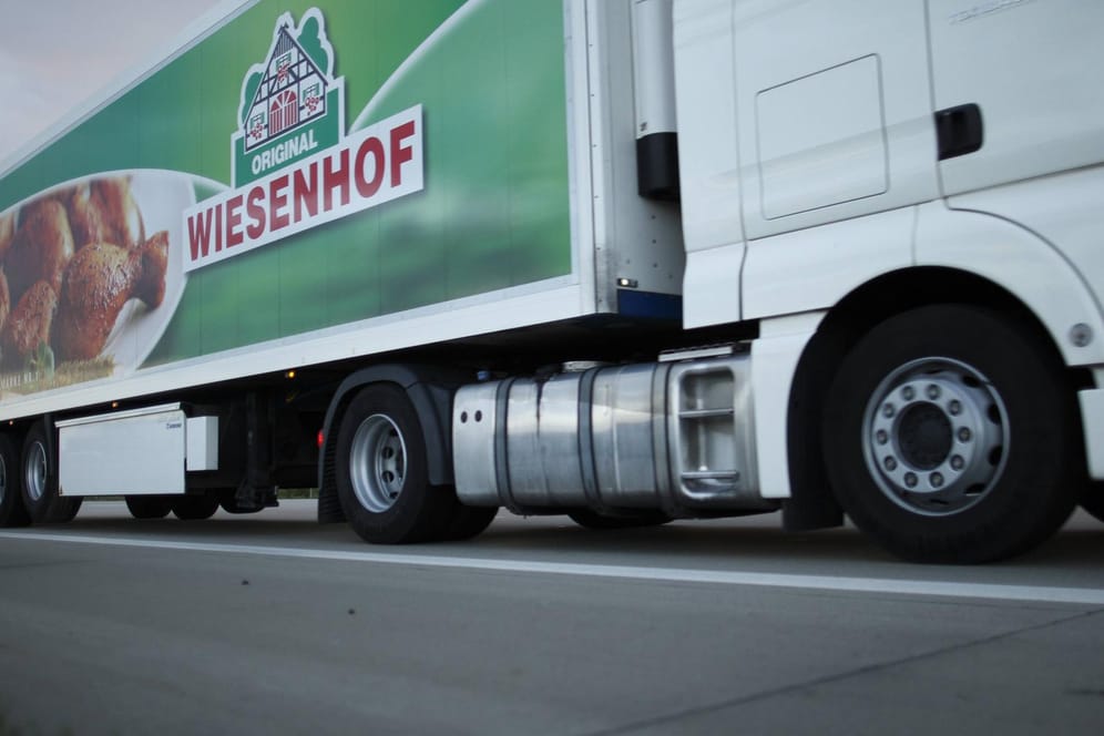 Wiesenhof-Logo auf einem LKW: In einem Betrieb in Wildeshausen gab es nun mehrere Infektionen.