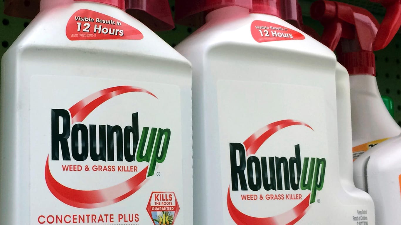 Behälter mit dem glyphosathaltigem Roundup: Das Unkrautvernichtungsmittel steht im Verdacht, krebserregend zu sein.