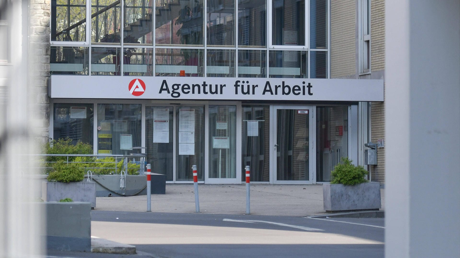 Agentur für Arbeit in Frankfurt am Main (Symbolbild): Ein bislang Unbekannter hat versucht ein Gebäude der Behörde in Brand zu setzen.