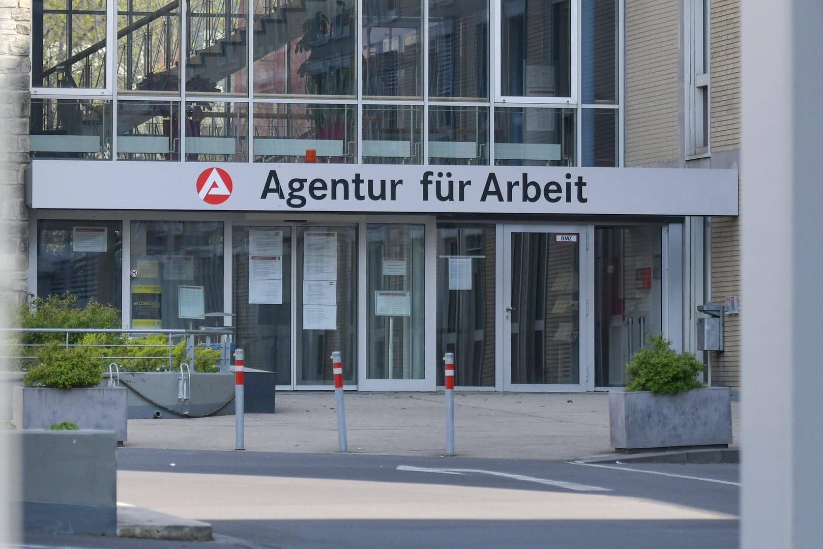 Agentur für Arbeit in Frankfurt am Main (Symbolbild): Ein bislang Unbekannter hat versucht ein Gebäude der Behörde in Brand zu setzen.